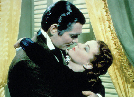 Clark Gable i Vivien Leigh: Jeden z najsłynniejszych pocałunków w kinie /materiały prasowe