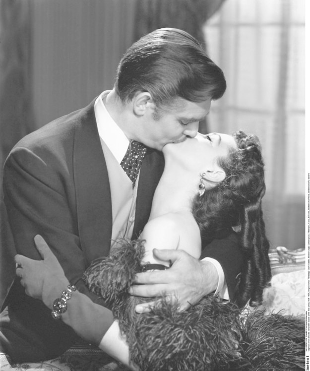 Clark Gable i Vivien Leigh w scenie pocałunku w filmie "Przeminęło z wiatrem" /DPA /PAP