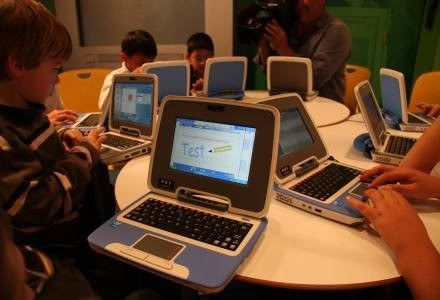 Classmate PC drugiej generacji, czyli netbook mający ułatwić dostęp do sieci. /materiały prasowe