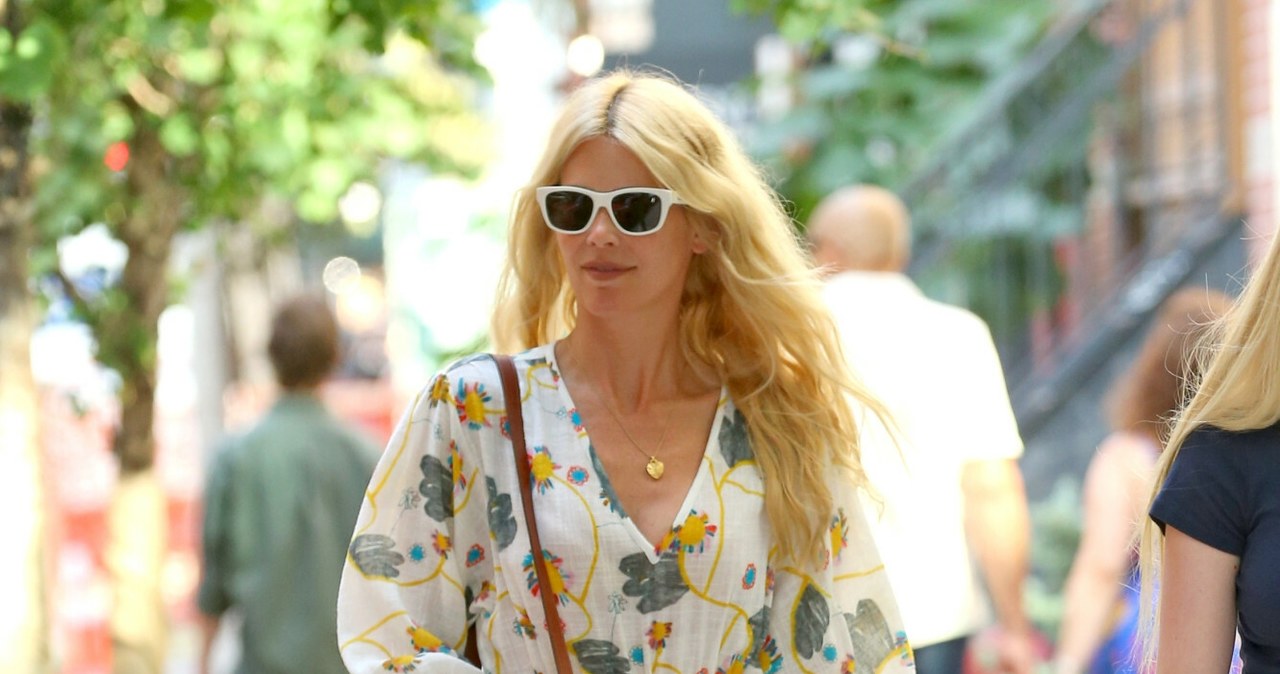 Claudia Schiffer w kwiecistej sukience. Idealna kreacja na koniec lata /Christopher Peterson / SplashNews.com/East News /East News