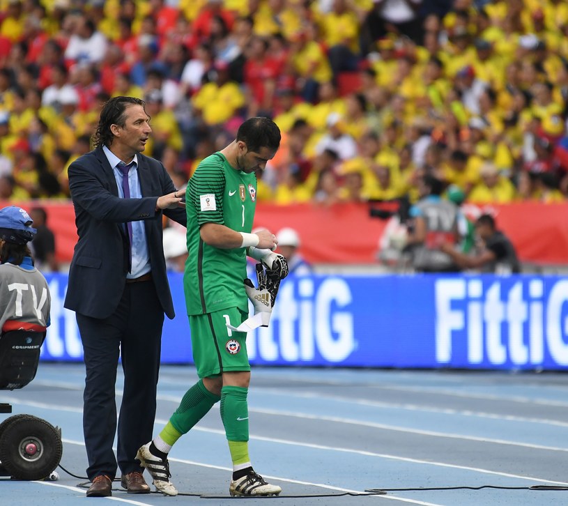 Claudio Bravo opuścił murawę w meczu z Kolumbią /AFP
