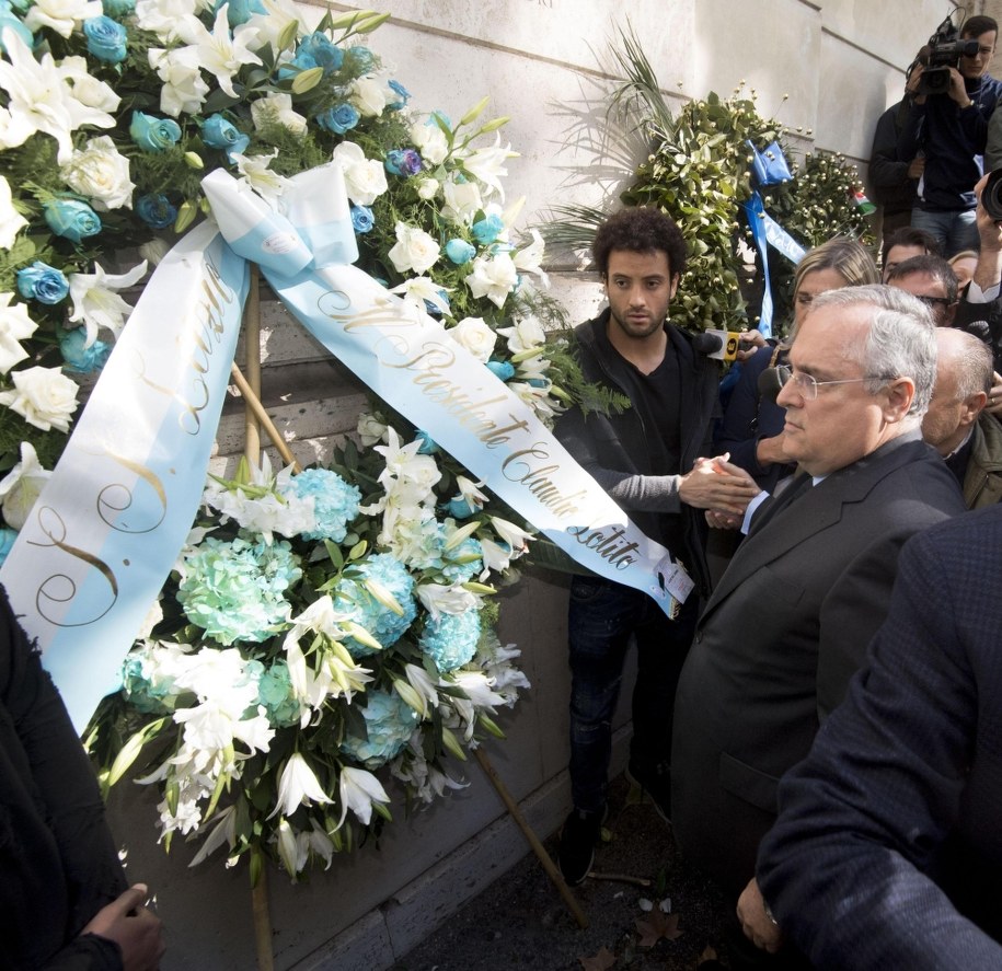 Claudio Lotito składający wieniec przy rzymskiej synagodze /CLAUDIO PERI /PAP/EPA