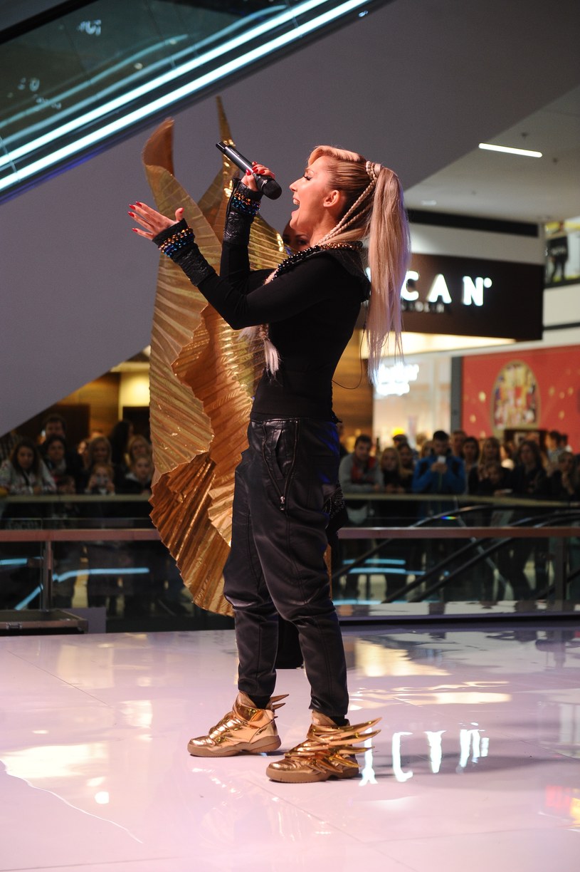 Cleo podczas występu w jednej z galerii handlowych /Piotr Andrzejczak /MWMedia