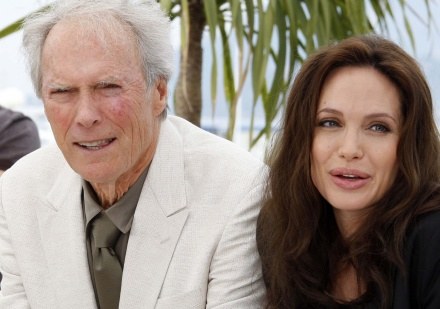 Clint Eastwood i Angelina Jolie pozują canneńskim fotoreporterom - fot. Eric Ryan /Getty Images/Flash Press Media