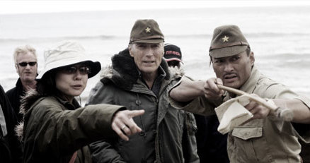 Clint Eastwood na planie filmu "Listy z Iwo Jimy" /