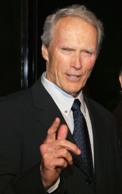 Clint Eastwood podczas amerykańskiej premiery "Sztandaru chwały" /AFP