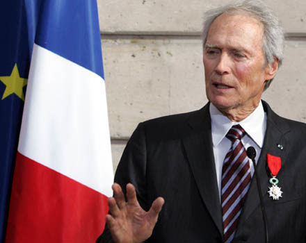 Clint Eastwood przemawia po odebraniu Legii Honorowej /AFP