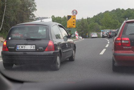 Clio blokuje lewy pas "zakopianki" /Informacja prasowa