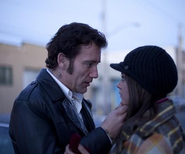 Clive Owen i Mila Kunis w scenie z filmu "Więzy krwi"