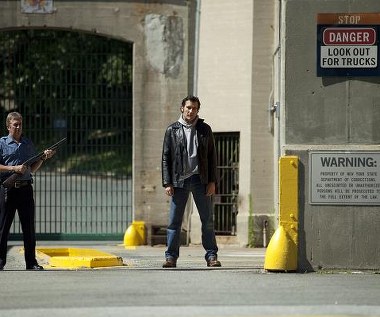 Clive Owen w scenie z filmu "Więzy krwi"