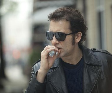 Clive Owen w scenie z filmu "Więzy krwi"
