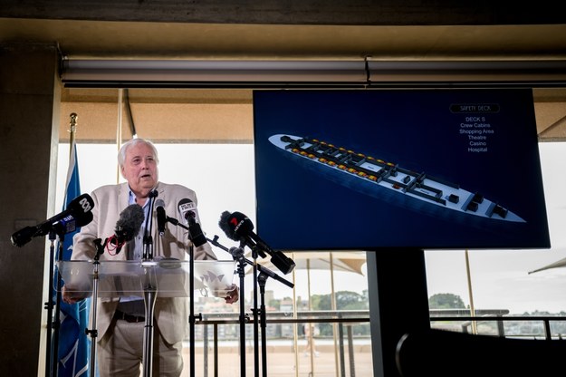 Clive Palmer prezentujący plany budowy kopii Titanica /BIANCA DE MARCHI /PAP/EPA