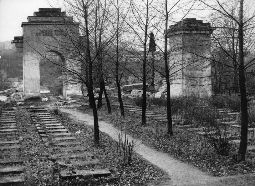 Cmentarz Obrońców Lwowa - Orląt Lwowski po zniszczeniu go przez władze sowieckie w 1971 r. /Danuta B. Łomaczewska /East News
