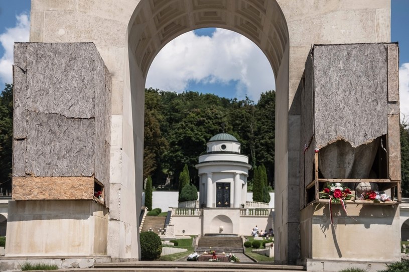 Cmentarz Orląt Lwowskich. Zasłonięte rzeźby dwóch kamiennych lwów stanowiących niegdyś integralną część kolumnady Pomnika Chwały. Rzeźby wróciły na miejsce w 2015 roku. Strona ukraińska ustala czy posągi znajdują się tam legalnie i czy nie mają charakteru antyukraińskiego