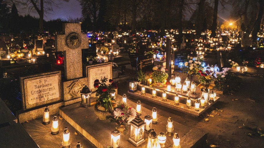 Cmentarz parafialny w Chojnicach po zmroku w dniu Wszystkich Swietych /Piotr Hukalo /East News