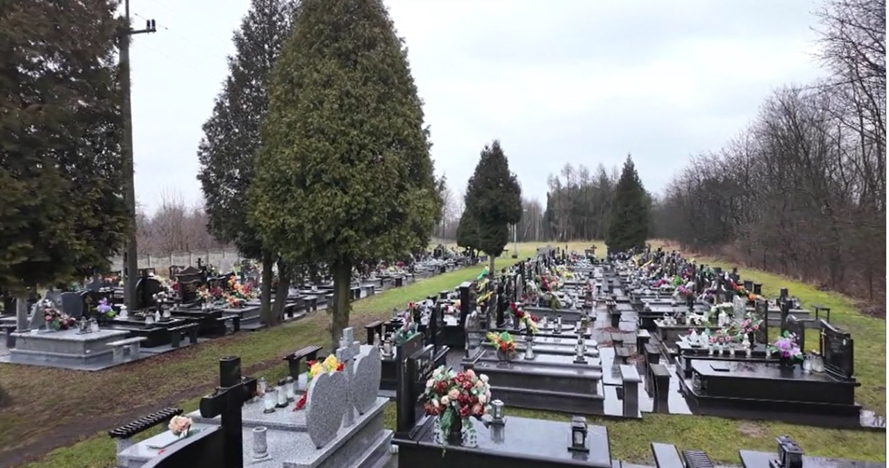 Cmentarz parafii Najświętszego Ciała i Krwi Chrystusa w Radomsku okazał się samowolą budowlaną /Interwencja  /Polsat News