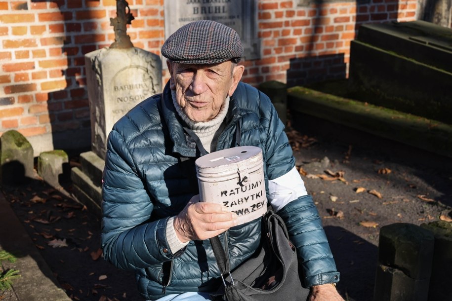 Cmentarz Powązkowski, zwyczajowo Stare Powązki lub Powązki Cywilne. Kwesta Ratujmy Powązki - na zdjęciu aktor Arkadiusz Bazak /Albert Zawada /PAP