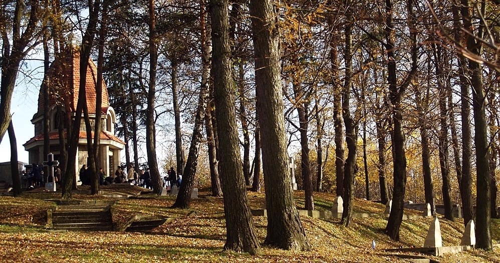 Cmentarz wojenny nr 368 na Jabłońcu, w oddali kaplica-mauzoleum Othmara Mühra /Małgorzata Żyłko /INTERIA.PL