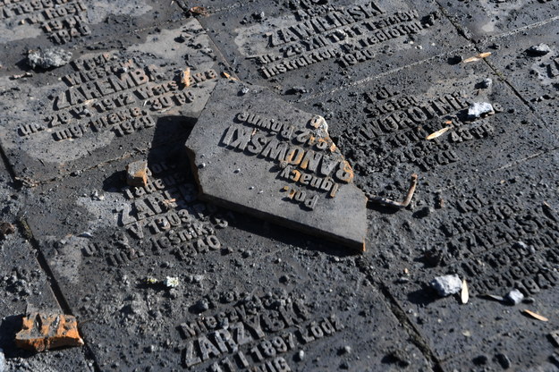 Cmentarz wojenny w Charkowie-Piatichatkach z grobami polskich oficerów, na który spadła rosyjska bomba kasetowa /Andrzej Lange /PAP