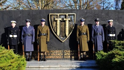 Cmentarz wojenny w Kołobrzegu. Ktoś ukradł metalowe tabliczki i uszkodził nagrobki 