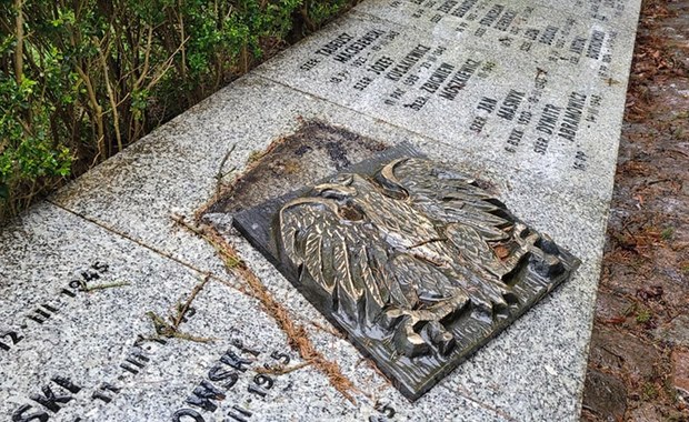 Cmentarz Wojenny w Kołobrzegu niszczeje. "Wstyd jak leżą polscy żołnierze"