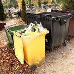 Cmentarze pełne odpadów. Czy groby mogą być eko?