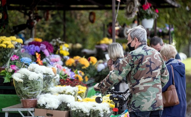 Cmentarze przed 1 listopada otwarte. Decyzja rządu może się zmienić