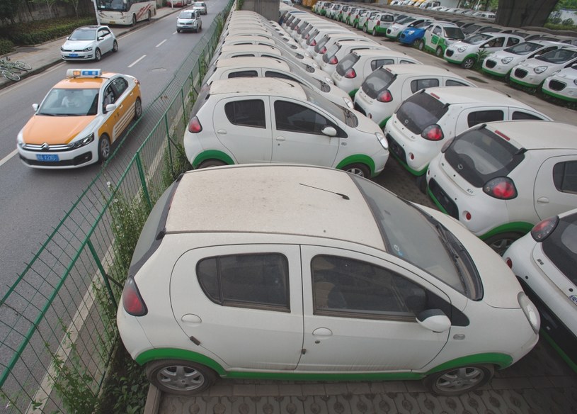Cmentarzysko porzucownych samochodów elektrycznych w Chinach /Getty Images