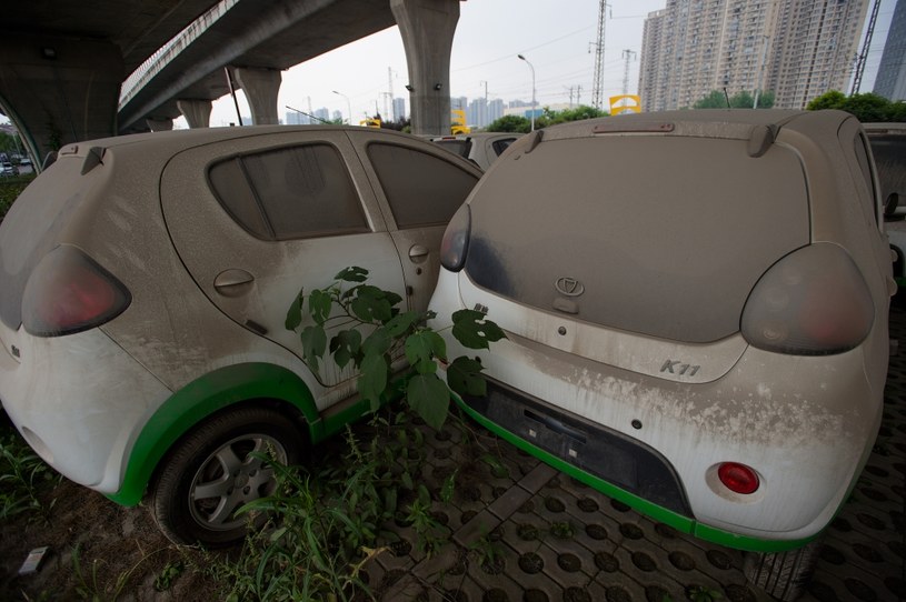 Cmentarzysko samochodów elektrycznych w Chinach /Getty Images