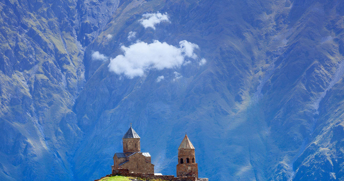 Cminda kościół chrześcijański w pobliżu Kazbegi, wieś Stepancminda w Gruzji /123RF/PICSEL