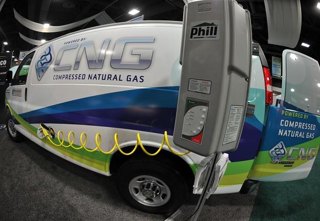 CNG nadaje się do napędzania dużych samochodów /AFP