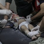 CNN o koszmarze w Strefie Gazy: Piszą nazwiska na ciałach dzieci