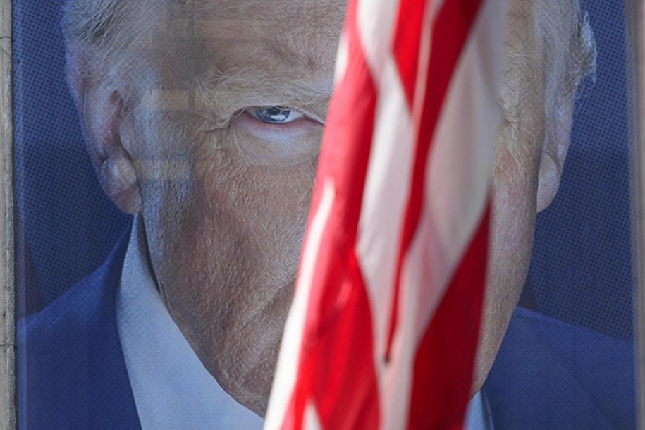 CNN twierdzi, że po poniedziałkowej rozmowie Donalda Trumpa z Władimirem Putinem pokój w Ukrainie wydaje się jeszcze bardziej odległy /MANDEL NGAN/AFP /East News