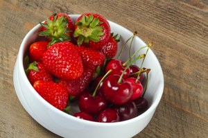 Co bardziej podnosi cukier – czereśnie czy truskawki? Które owoce jeść na diecie?