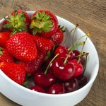 Co bardziej podnosi cukier – czereśnie czy truskawki? Które owoce jeść na diecie?