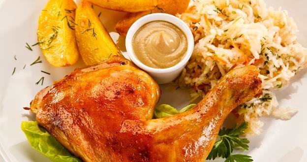 Co będzie się kryć za udkiem kurczaka? /&copy;123RF/PICSEL