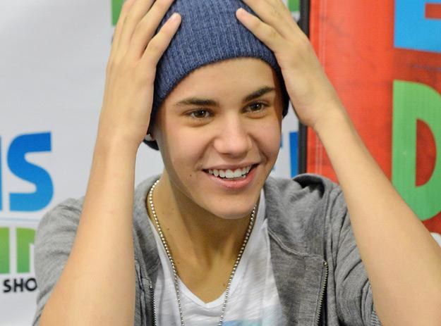 Co ci paparazzi wyprawiają? - zastanawia się Justin Bieber (fot. Mike Coppola) /Getty Images/Flash Press Media