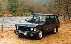 Co ciekawe, Range Rover był już w przeszłości oferowany w przedłużonej odmianie. Wersję LSE, bo tak się nazywała, sprzedawano w latach 1992-1994 (fot.). /Land Rover