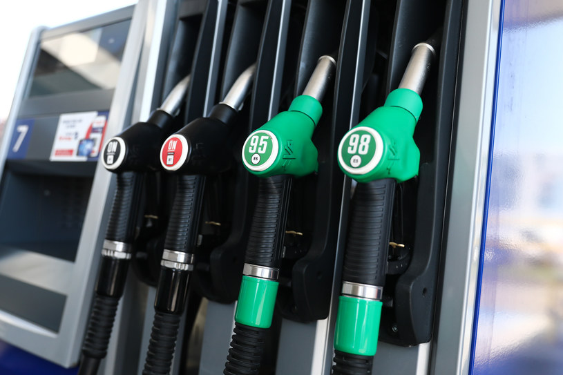Co daje trzykrotne zatrąbienie na stacji benzynowej? /Getty Images