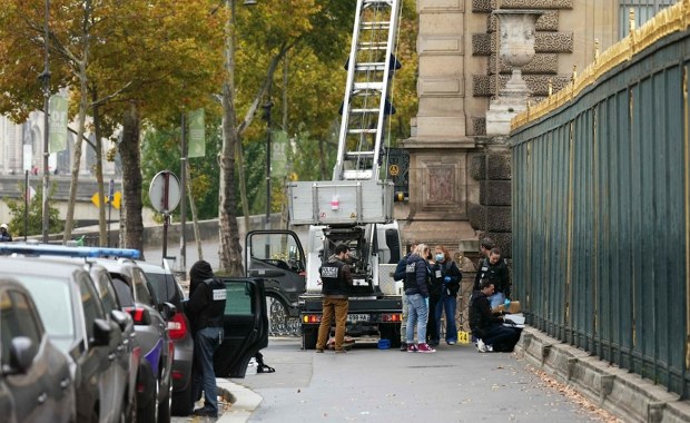 Co dalej ws. kradzieży w Luwrze? Kolejny podejrzany w rękach policji