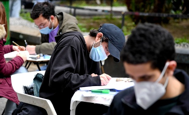 Co dalej z obostrzeniami? Rząd rozważa podzielenie Polski na trzy strefy