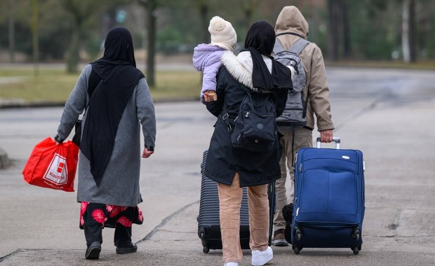 Co dalej z paktem migracyjnym? KE wciąż czeka na ruch dwóch krajów