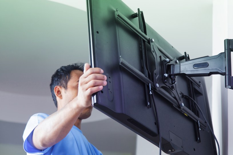 Co do zasady centralny punkt telewizora zamontowanego na ścianie powinien znajdować się na wysokości wzroku. W praktyce często montuje się je wyżej na ruchomych uchwytach pozwalających przechylić ekran w dowolnym kierunku. /Canva Pro
