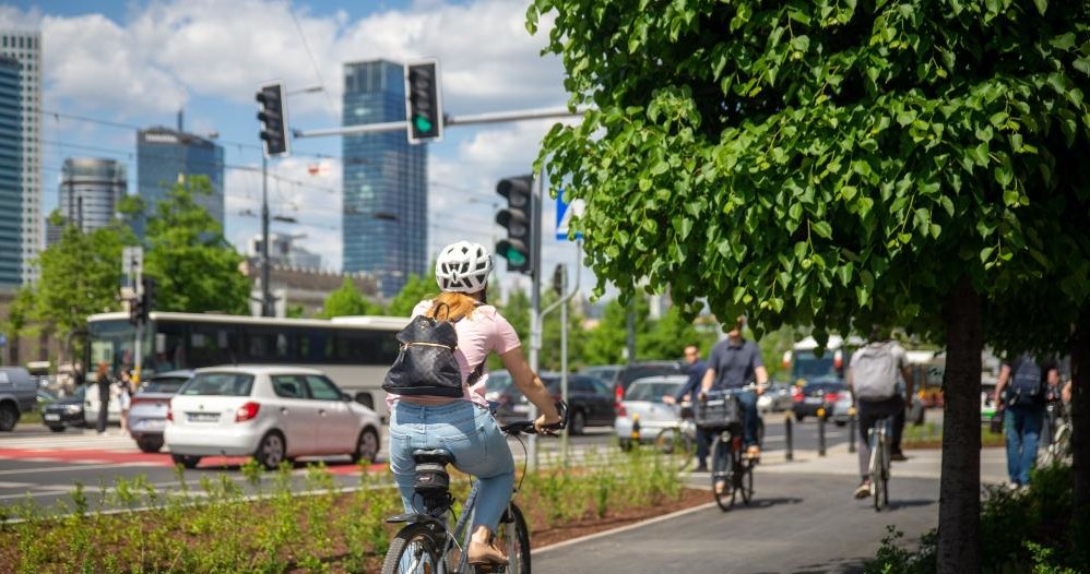 Co do zasady rowerzyści powinni poruszać się po pasach rowerowych, drodze dla rowerów lub drodze dla pieszych i rowerów. /UM Warszawa /materiały prasowe