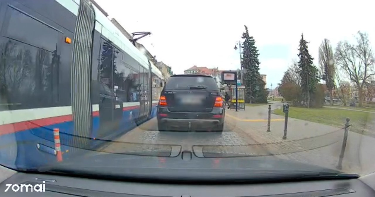 Co do zasady wolno przejechać koło stojącego na przystanku tramwaju. Ale trzeba spełnić wiele warunków /Policja