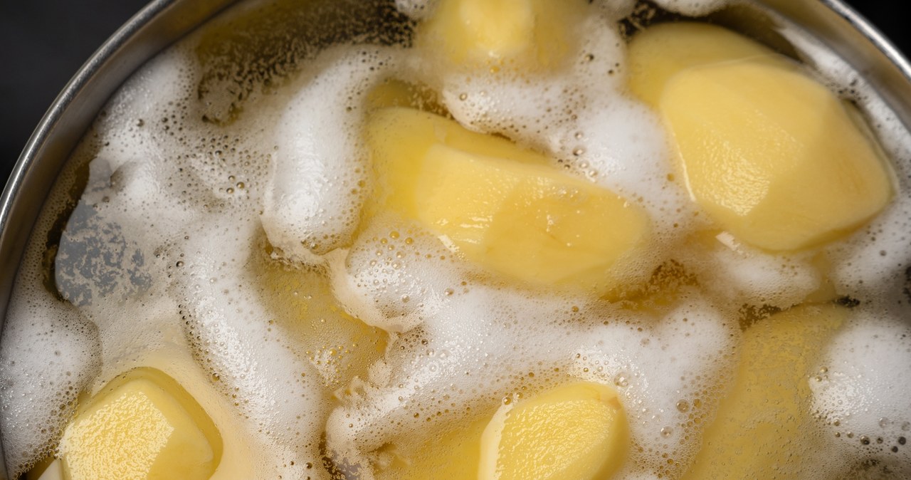 Co dodać do gotujących się ziemniaków? Będą delikatne i lepsze w smaku /pashapixel /123RF/PICSEL
