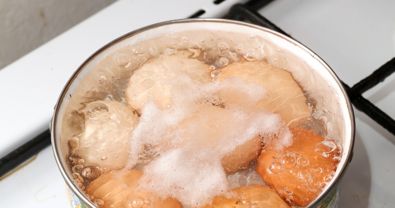 Co dodawać do jajek, żeby nie pękały podczas gotowania? /123RF/PICSEL