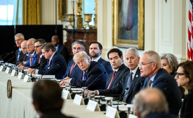 Co Donald Trump usłyszał przed wydaniem rozkazu o ataku na Iran?