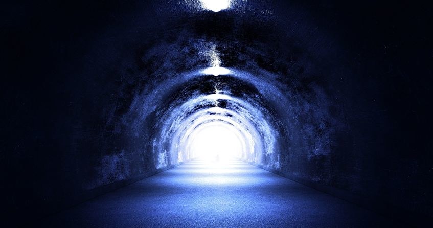 Co dzieje się ze świadomością po śmierci człowieka? Niektórzy widzą tunel ze światłem na końcu... /123RF/PICSEL