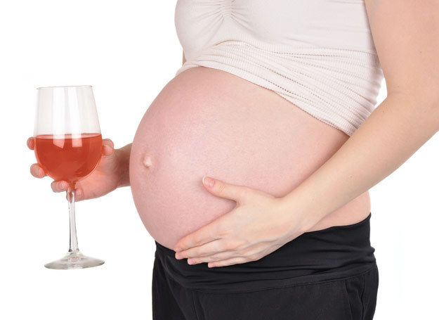 Co dziesiąta kobieta w ciąży pije alkohol /123RF/PICSEL